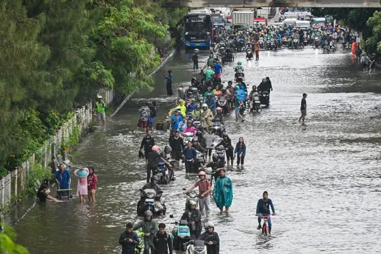 Rute Transjakarta Dialihkan Akibat Banjir: Daftar 28 Rute Terdampak Lengkap