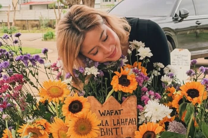 Awkarin Ziarah ke Makam Lula Lahfah: Kenang 10 Tahun Persahabatan Tak Tergantikan